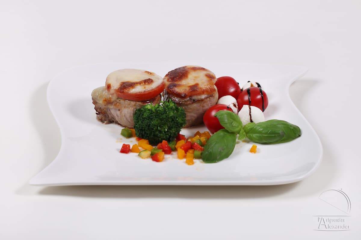 Schweinemedaillons mit Tomate und Mozzarella überbacken